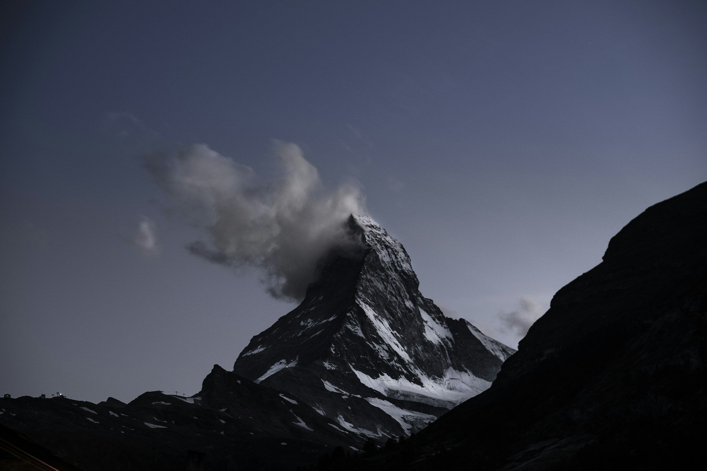 Das Matterhorn in der Dämmerung mit Wolkenfahne
